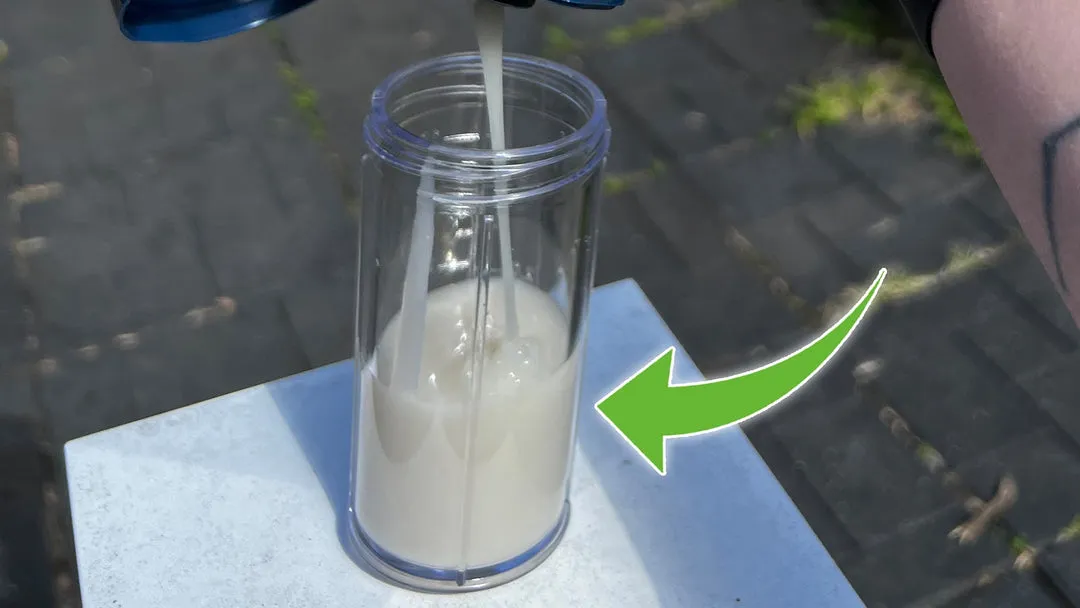 Remplissage du réservoir du LeJetCanin avec du shampooing